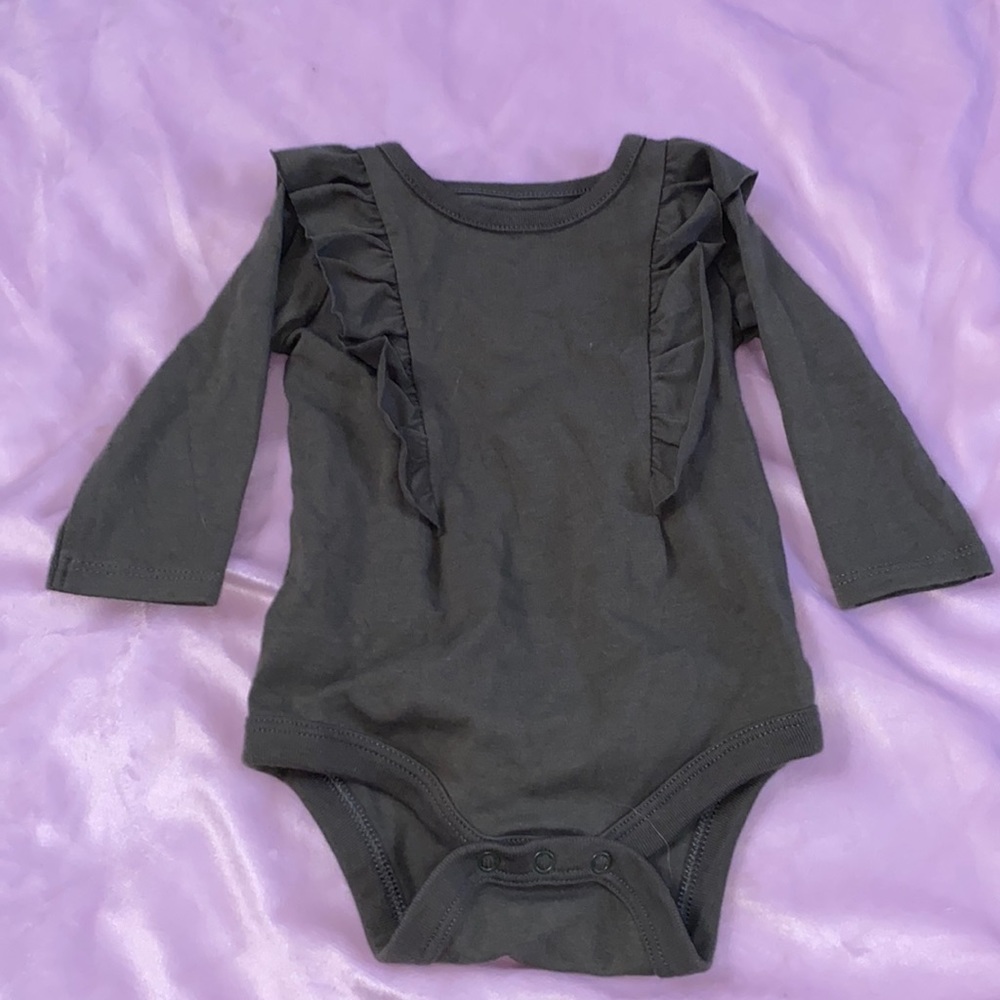 Baby girl 0-3 months long sleeve onesie with ruffles